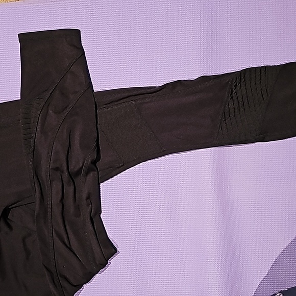 Fabletics leggings with external pockets - Picture 2 of 3